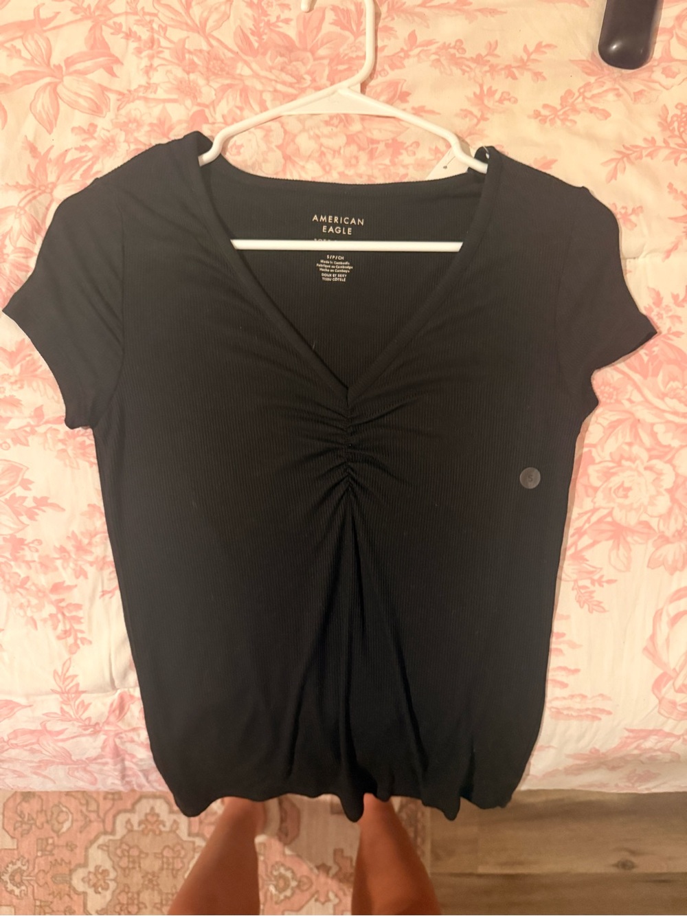 American Eagle Outfitters Black Ruched V-Neck Short Sleeve Tee